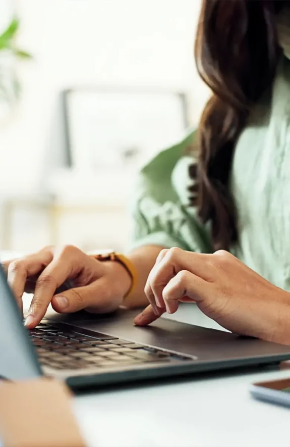 kvinna använder webchat